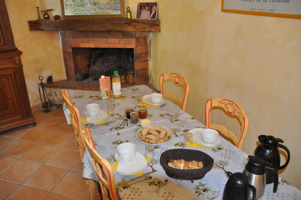 Le Petit Labouret Hotel Revest-du-Bion Exterior photo